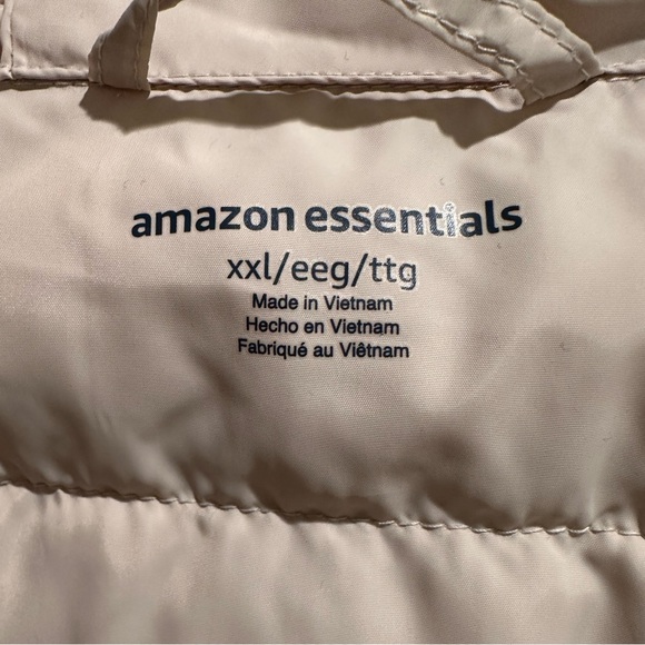 Amazon Essentials Women's Lightweight Water-Resistant Hooded Puffer Coat- Cream - Picture 8 of 9